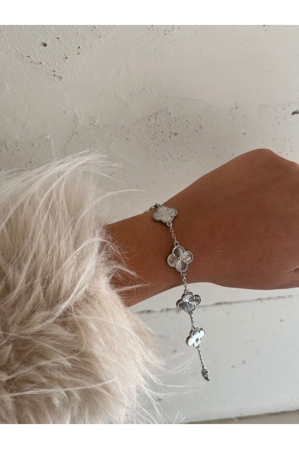 Gümüş Renk 4 Yapraklı Marka Bileklik