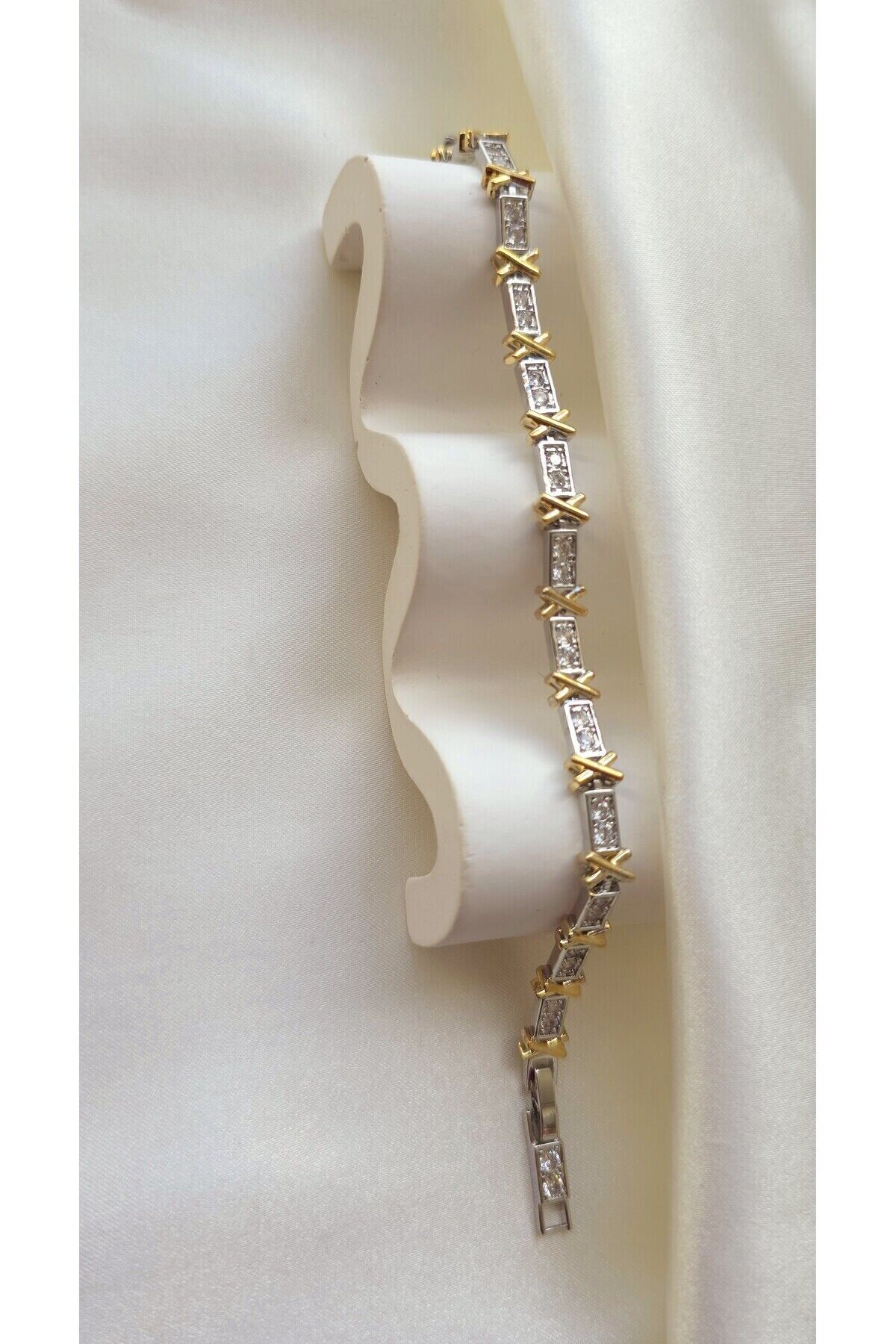 Marka Model Taşlı Kadın Bileklik – Altın ve Gümüş Renk, Işıltılı, Kararmaz, Hediye Kutulu