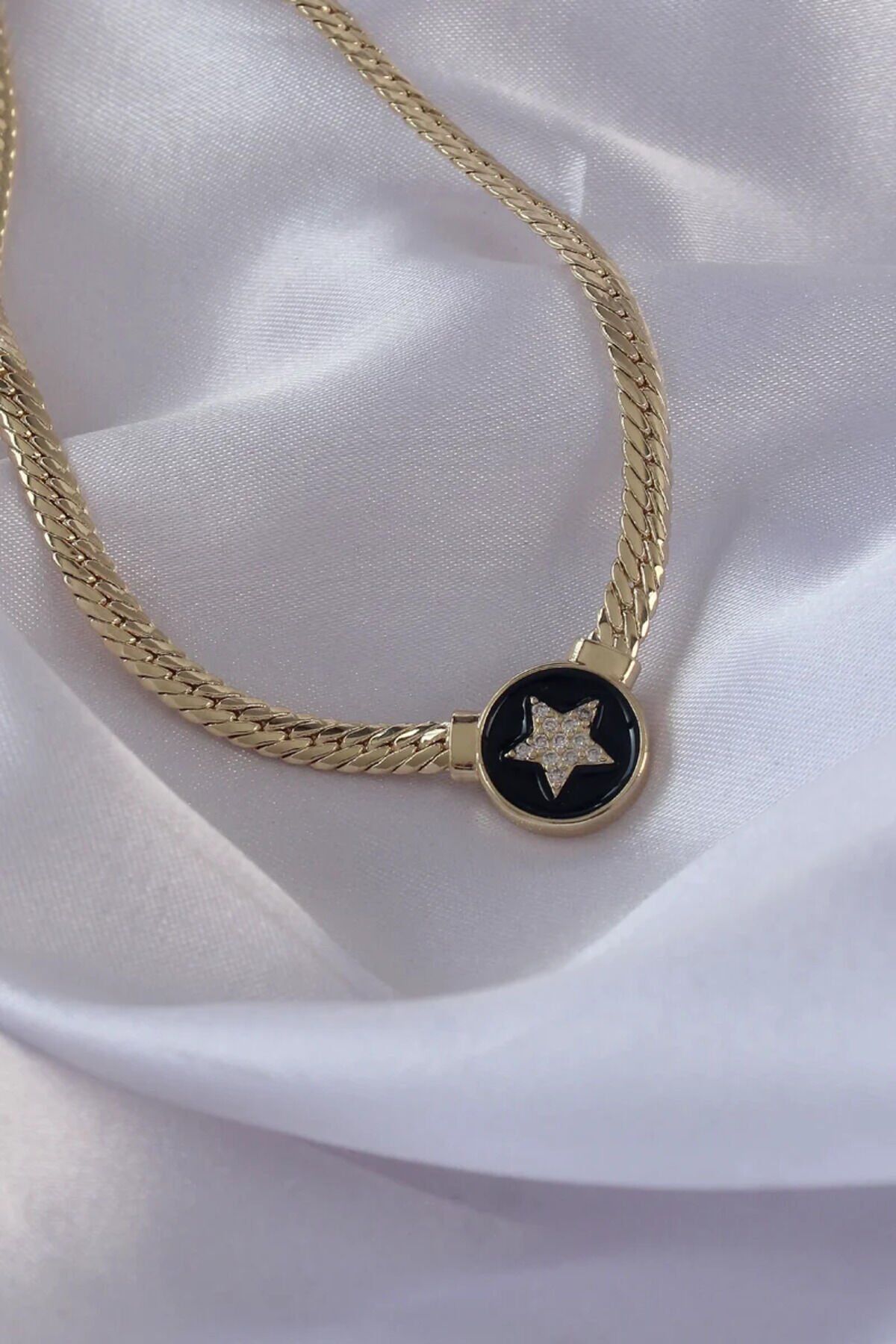 Pirinç Gold Renk Zirkon Taşlı Yıldız Model Siyah Mineli Ezme Zincirli Serenay Kolyesi - Lisinya