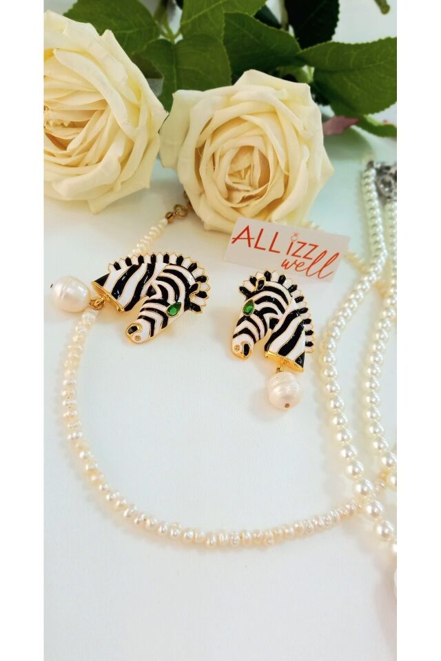 Zebra Figürlü Estetik İnci Küpe