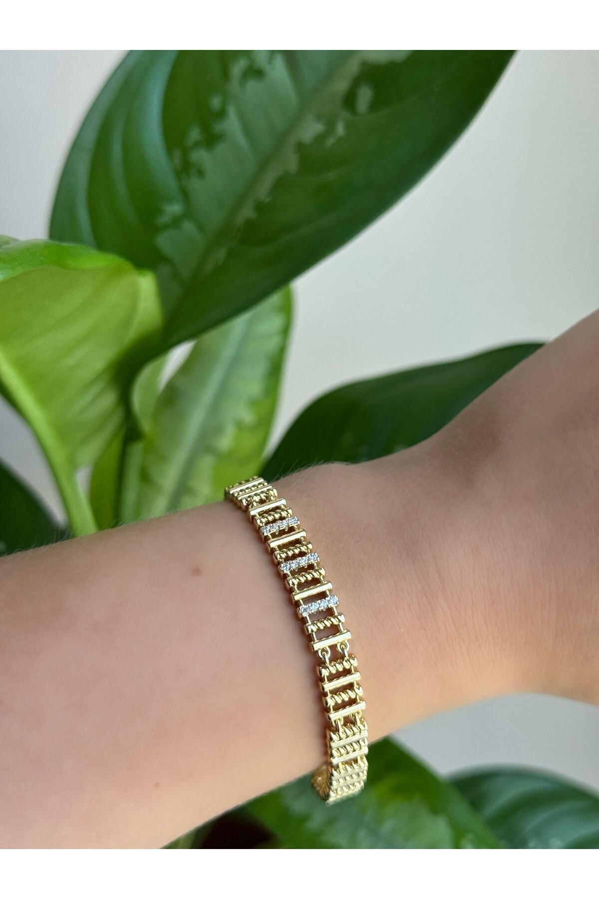 Xuping Kısa Çizgili Ortası Sabit Zirkon Taşlı Kuyumcu Model 14K Altın Kaplama Kararmaz VIP Bileklik