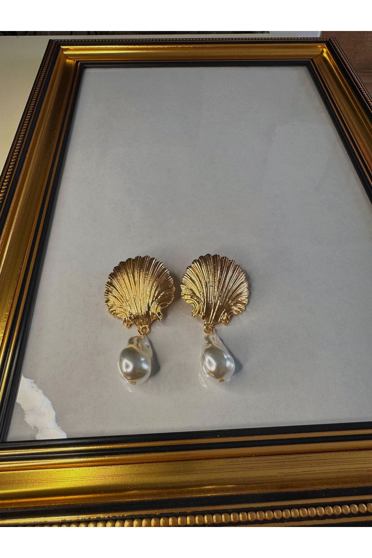 Helen Jewerly İnci doğal taş detaylı gold Deniz kabuğu sallantılı salyangoz küpe