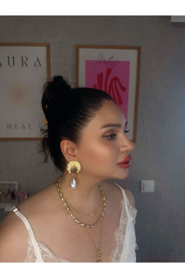 Helen Jewerly İnci doğal taş detaylı gold Deniz kabuğu sallantılı salyangoz küpe