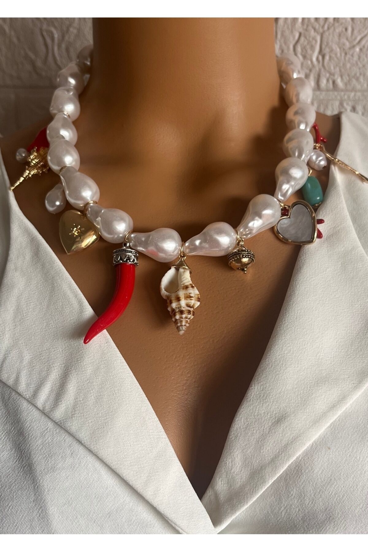 Marka model yazlık incili charm kolye