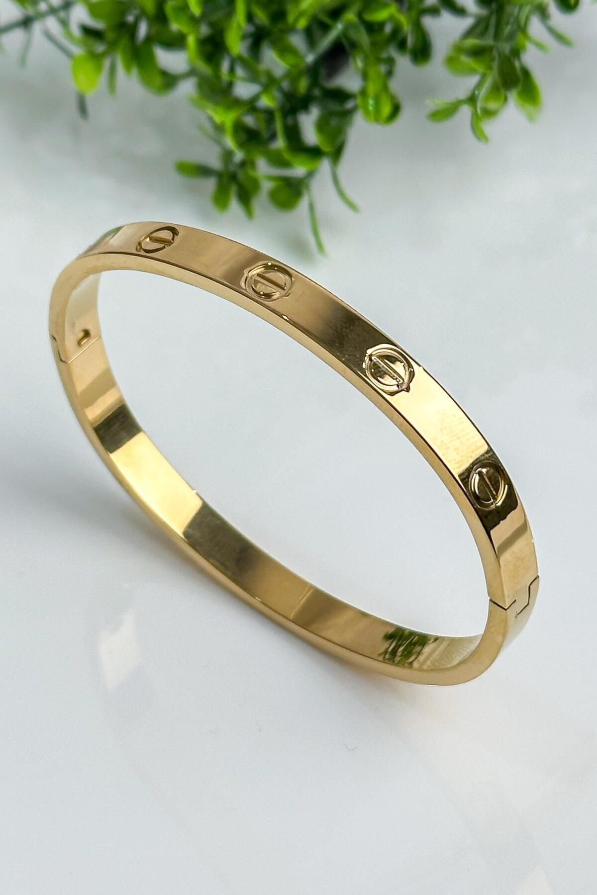 Kadın Çelik Altın Kaplama Vida Motifli Minimalist Klasik Kelepçe Bileklik