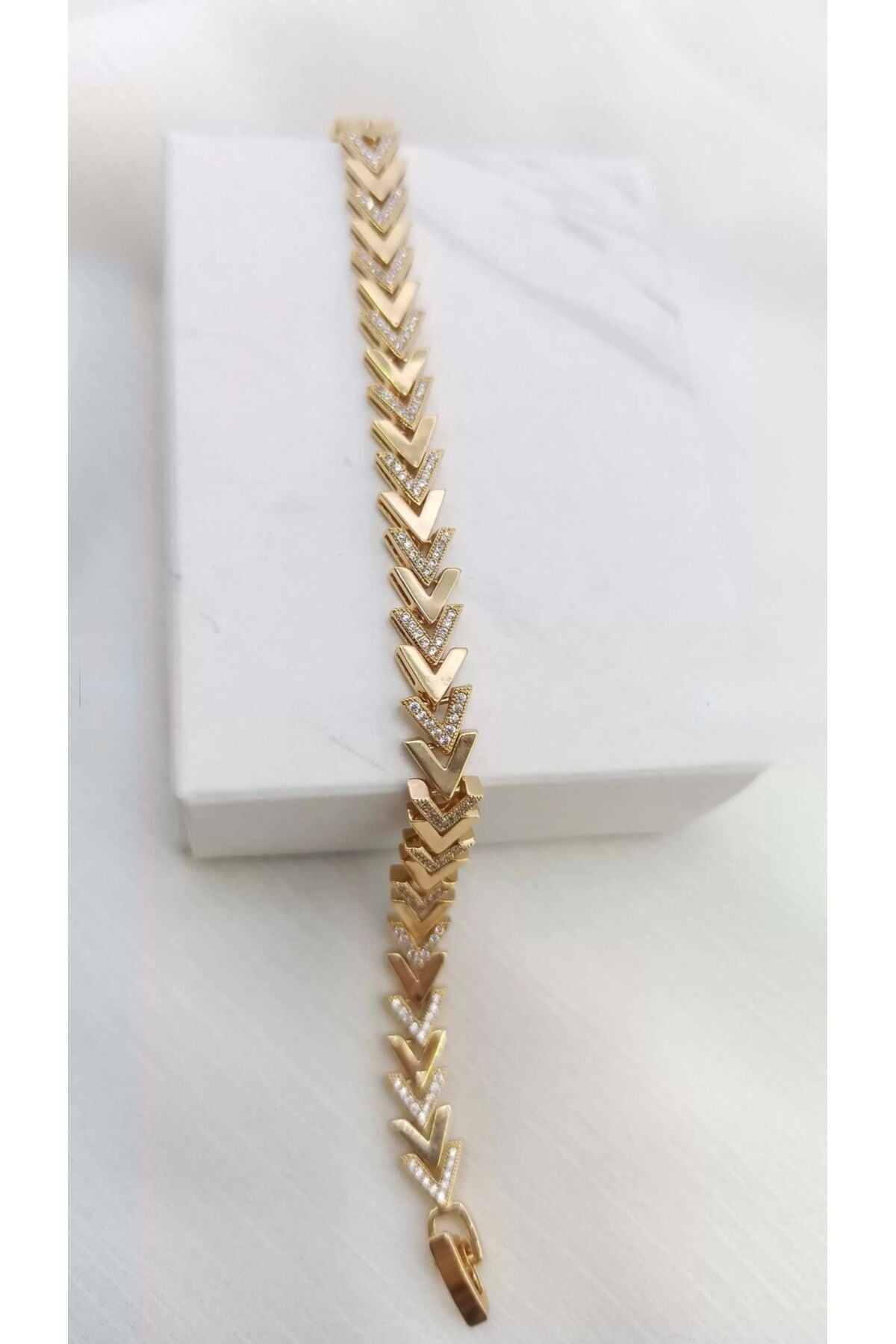 Gold Renk Zirkon Taşlı Sıralı V Motifli Geometrik Bileklik