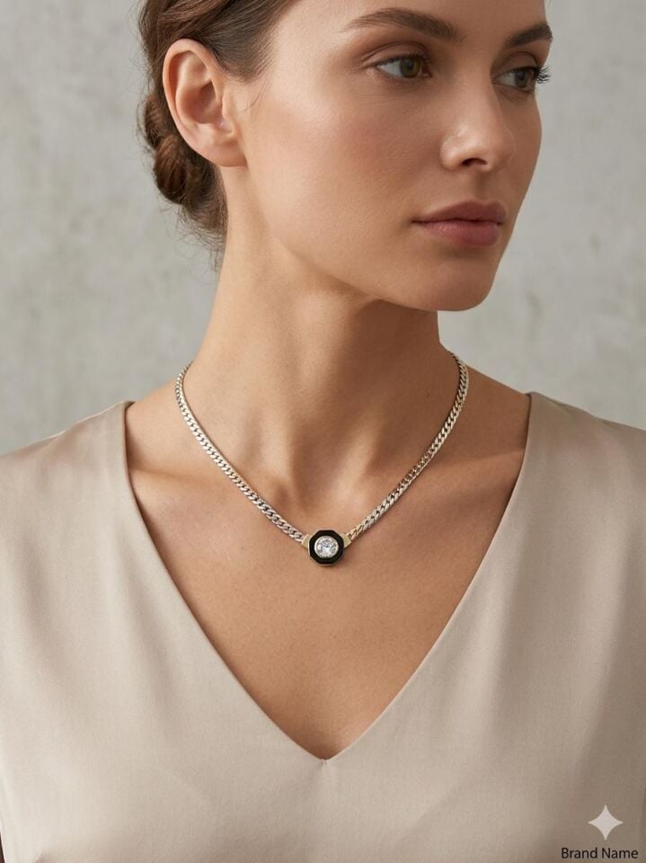 Siyah Detaylı Taşlı Modern Kolye