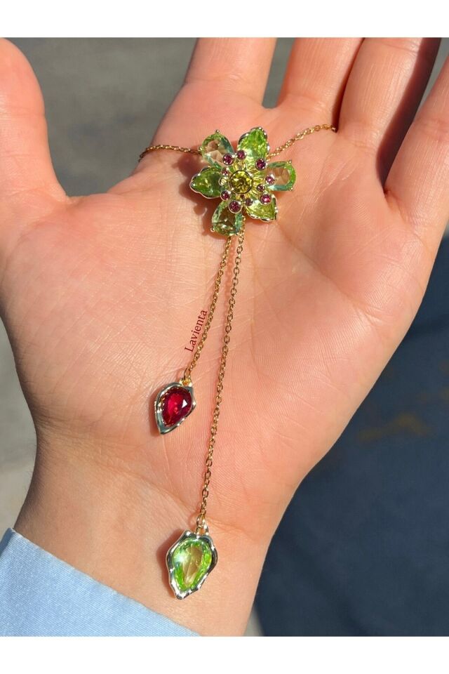 V Model Kadın Küpe