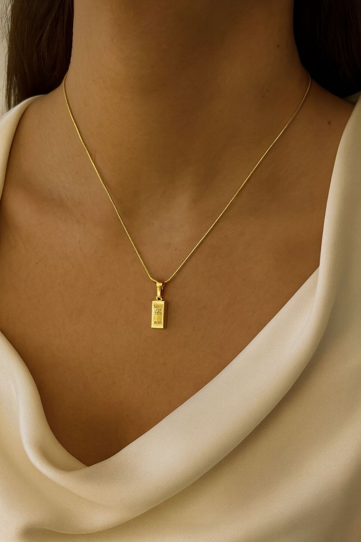 KÜLÇE KOLYE TAŞLI ALTIN RENK PAZLANMAZ ÇELİK