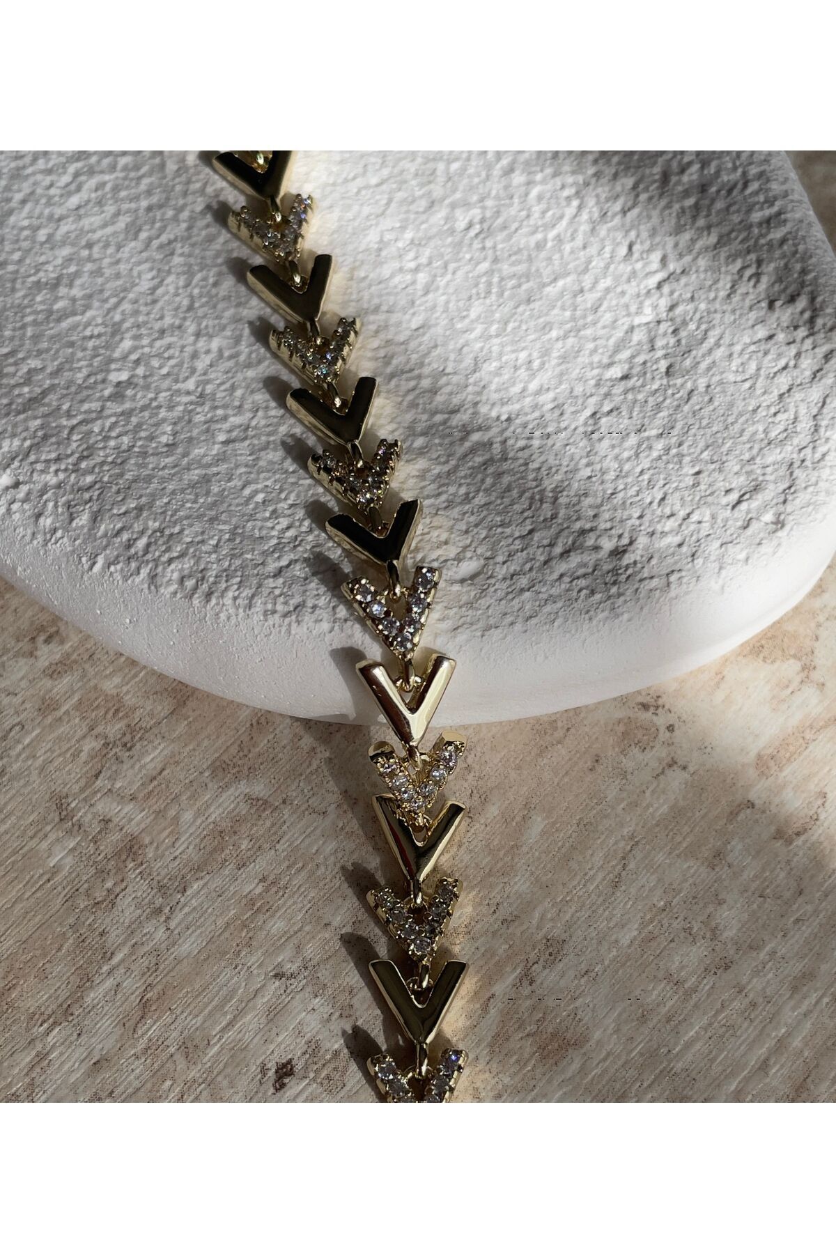 VIP 14kK Taşlı Sıralı V Model Bileklik